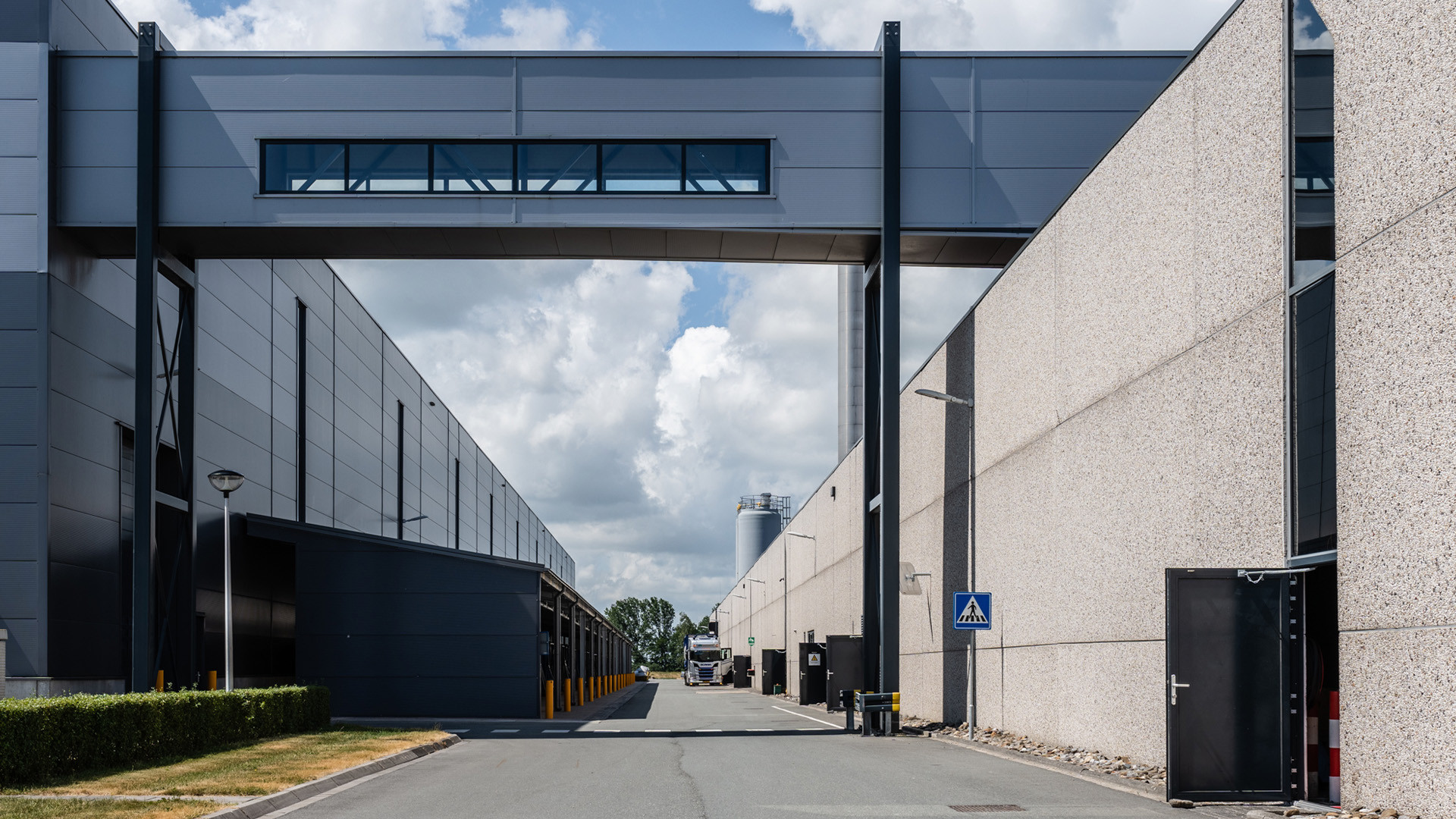 Verbinding tussen productiehal en magazijn Hasselt