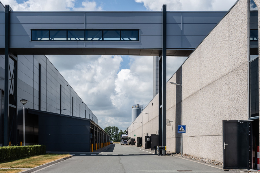 Verbinding tussen productiehal en magazijn Hasselt